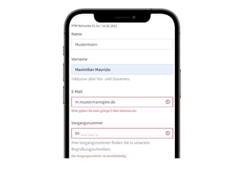 Smartphone zeigt eine Formularansicht mit Feldern für Name, Vorname, E-Mail und Telefonnummer.