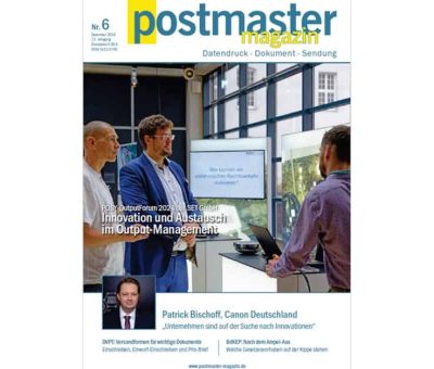 Cover des Postmaster Magazins mit dem Titel und einem Bild von Personen bei einer Präsentation.