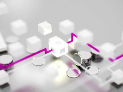 Grafische Darstellung von Finanzdaten mit Münzen und einem Taschenrechner auf einem Tisch.