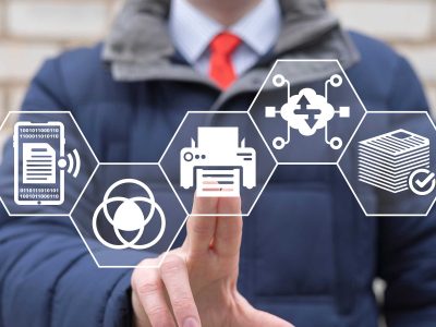 Person in Anzug zeigt auf digitale Symbole zur Dokumentenverarbeitung und -versand.