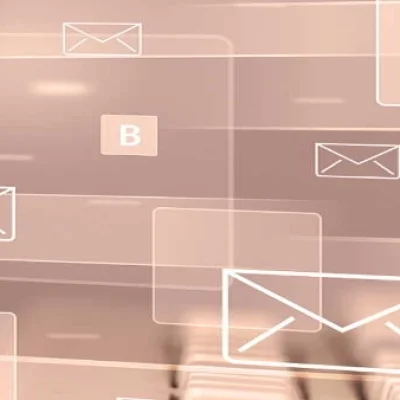 Grafik mit E-Mail-Symbolen und Buchstaben auf einem verschwommenen Hintergrund.