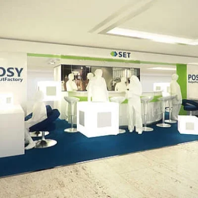 Messestand mit dem Namen SET und POSY OutputFactory, ausgestattet mit Tischen und Stühlen.